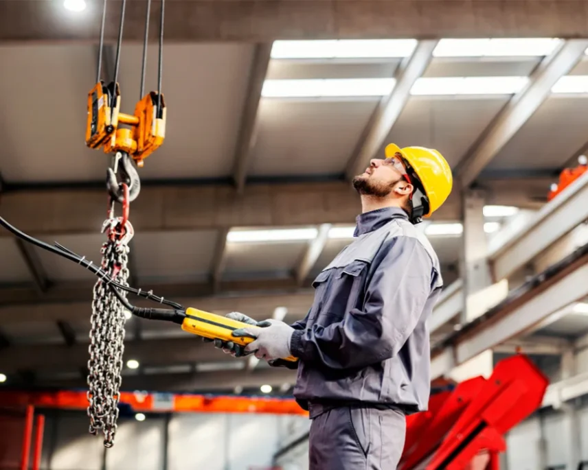 técnico operando talha elétrica